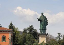 Il Sancarlone di Arona, Piemonte - Proclamato beato nel 1602 e santo nel 1610, il cardinale Carlo Borromeo è stato il cittadino più illustre della città. A far erigere la ...