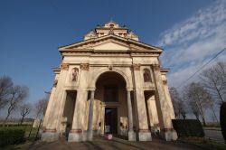 Il Santuario del Varallino a Galliate la chiesa di San Pietro in Vulpiate - © marcovarro / Shutterstock.com