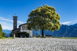 Il Santuario della Madonna del Ghisallo, una delle classiche escursioni da Civenna.