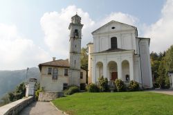 Il Santuario della Madonna del Sasso si affaccia sul Lago d'Orta in Piemonte. La chiesa venne costruita tra il  1730 ed il 1748. - © barbacane / Shutterstock.com