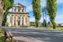 Il santuario della Madonna della Ghianda a Somma Lombardo, provincia di Varese, Lombardia. La facciata ospita 8 nicchie con le statue dei santi.



