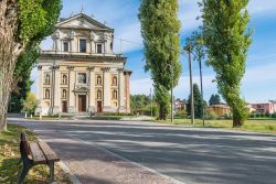 Il santuario della Madonna della Ghianda a Somma Lombardo, provincia di Varese, Lombardia. La facciata ospita 8 nicchie con le statue dei santi.



