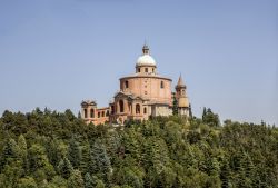 Il santuario della Madonna di San Luca a Bologna, Emilia Romagna. Sorge sul colle della Guardia, uno sperone in parte boschivo situato a 300 metri sul livello del mare a sud ovest del centro ...