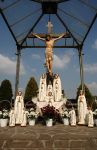 Il santuario della Rosa Mistica con il Crocifisso e le statue della Madonna a Montichiari (Lombardia).