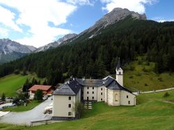 Il Santuario di Maria Waldrast in Tirolo, Valle dello Stubai - © Anna Bartosiewicz / Shutterstock.com