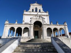 Il santuario di Nossa Senhora da Encarnacao a Leiria, Portogallo. Questo piccolo edificio religioso è circondato da un bosco verde. La vista della città che si gode da qui è ...