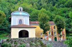Il Santuario di Nostra Signora dell'acqua si trova vicino a Valbrevenna di Genova in Liguria