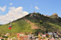 Il santuario di Nostra Signora di Patrocinio a Zacatecas, Messico. Può essere raggiunta con la cabinovia che dalla città bassa arriva sino alla chiesa.

