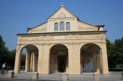 Il santuario di Nostra Signora di Pontelungo a Albenga, Liguria. E' situato lungo la strada provinciale 1 Via Aurelia fra i Comuni di Albenga e Ceriale.
