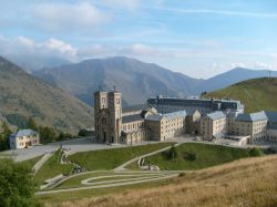 Il santuario di Notra Signora a La Salette-Fallavaux, dipartimento di Isere, Francia, visto dall'alto. La facciata nord dell'edificio religioso, piuttosto austero, è sormontata ...