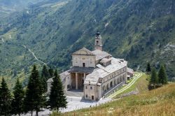 Il santuario di San Magno nel villaggio di Castelmagno, Piemonte, visto dall'alto. Sorge nel luogo anticamente utilizzato per riti pagani prima della cristianizzazione dell'area.


 ...