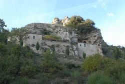 Il santuario di San Michele alle Grottelle vicino a Padula - © aldiaz - Wikipedia