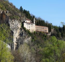 Il Santuario di Santa Lucia nei pressi di Mondovi in Piemonte, Italia. Affacciato sul confine del comune di Roccaforte, il santuario dedicato a Santa Lucia di Siracusa sorge a 610 metri di altezza ...