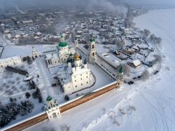 Il santuario ortodosso di Theotokos-Christmas in inverno a Rostov-on-Don, Russia. Fotografata dall'alto, è una delle destinazioni religiose più popolari dell'Anello d'Oro ...