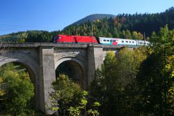 Il Semmering Railway su un viadotto, Austria: questa storica ferrovia è divenuta patrimonio mondiale dell'umanità dell'Unesco.
