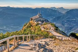 Il sentiero che accompagna al rifugio alpino sul monte Kehlstein a Berchtesgaden, Baviera (Germania).
