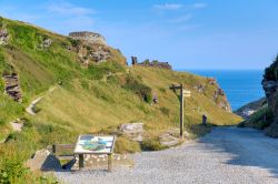 Il sentiero che conduce al Tintagel Castle le rovine del cosiddetto Castello di Re Artù in Cornovaglia.