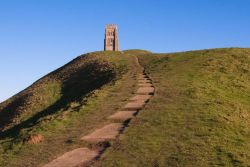 Il sentiero che conduce alla Glastonbury Tor (Inghilterra), uno dei siti collegati alla leggenda di Re Artù.