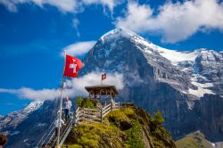 Il sentiero dell'Eiger trail e la piramide di roccia dell'Eiger a 3.967 m che domina Lauterbrunnen. - © Bob Pool / Shutterstock.com