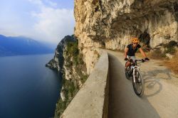 Il Sentiero della Ponale che collega Riva del Garda con Limone. Fa parte della ciclabile Garda by bike