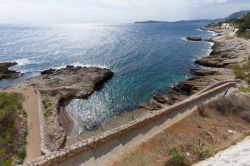 Il sentiero lungomare sulla costa rocciosa di Cap d'Ail, Costa Azzurra (Francia).

