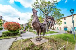 Il simbolo del chianti: il gallo nero in un monumento a Gaiole in Toscana