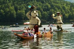 Il simpatico Narcissus Festival sulle acque del Grundlsee il lago vicino a Bad Aussee in Styria (Austria) - © fritz16 / Shutterstock.com