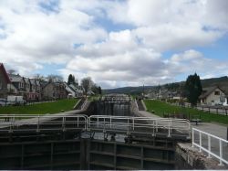 Il sistema di chiuse del Canale di Caledonia a Fort Augustus - nel paesino di Fort Augustus si trova una delle ventinove chiuse del Canale di Caledonia, una monumentale opera il cui iniziale ...