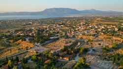 Il sito archeologico della vecchia Corinto visto dal drone, Grecia, al tramonto.


