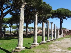 Il sito archeologico di Ostia Antica, provincia di Roma (Lazio): le colonne nei pressi dell'anfiteatro - © Kami_S / Shutterstock.com