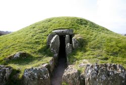 Il sito presitorico di Bryn Celli Ddu a Anglesey, Galles, UK. Saccheggiato nel 1699, questo luogo venne riportato alla luce fra il 1928 e il 1929.


