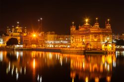 Il sito sacro Sri Harmandir Sahib (noto anche come Tempio d'Oro) a Amritsar, Punjab, illuminato di notte (India).



