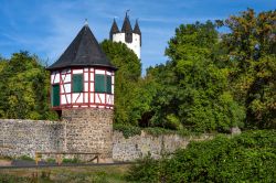 Il sobborgo di Hanau, Steinheim lungo le rive del fiume Reno in Germania