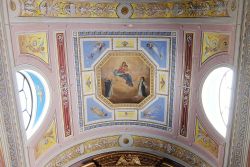 Il soffitto decorato nella cattedrale di Pennabilli, Emilia Romagna - © Denis.Vostrikov / Shutterstock.com