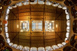 Il soffitto della libreria Sala Borsa in centro a Bologna.