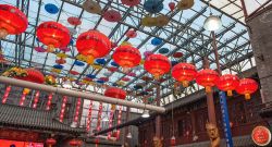 Il soffitto di una tea house in un mercato cittadino di Qingdao, Cina, con le tradizionali lanterne colorate in carta - © Botond Horvath / Shutterstock.com