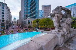 Il Soldiers and Sailors Monument nel traffico del centro di Indianapolis (USA) al crepuscolo - © Checubus / Shutterstock.com