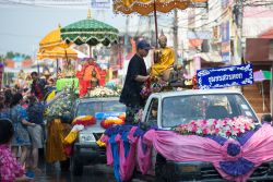 Il Songkran Festival a Lamphun, Thailandia. I tradizionali festeggiamenti organizzati in occasione dell'anno nuovo - © red mango / Shutterstock.com