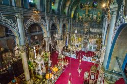 Il sontuoso interno della chiesa della Panagia Megalochari (Vergine Maria) a Tino, Grecia. Nel mese di agosto l'isola è meta di pellegrini che vi si recano per pregare la protettrice ...