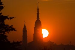 Il sorgere del sole dietro il duomo di San Gaudenzio a Novara, Piemonte.

