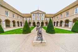 Il suggestivo cortile del Palazzo Municipale di Beaune, Francia - © Luciano Mortula - LGM / Shutterstock.com