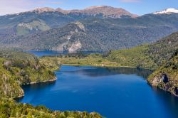 Il suggestivo Lago Verde nell'Alerces National Park, Patagonia, Argentina. Questa grande area protetta situata nella provincia di Chubut è considerata uno dei parchi più belli ...