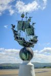 Il suggestivo modello di una nave collocato vicino al mare a Portmeirion, Galles, UK. Il galeone
è realizzato in metallo - © Jason Batterham / Shutterstock.com