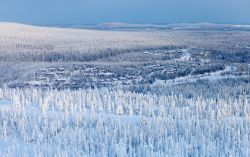 Il suggestivo paesaggio invernale di Kuusamo, Finlandia. Questa cittadina si trova nella provincia di Oulu ed è un importante centro per gli sport invernali. Ogni anno viene visitata ...
