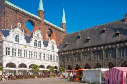 Il suggestivo Palazzo del Municipio nel centro storico di Lubecca, Germania - © Juergen Wackenhut / Shutterstock.com