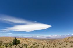 Il suggestivo panorama della pampa El Leoncito National Park a San Juan, Argentina. Sullo sfondo la montagna Aconcagua che con i suoi 6926 metri è la più alta della Cordigliera ...