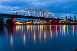 Il suggestivo ponte stradale John Frost riflesso nell'acqua by night (Olanda).

