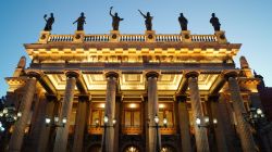 Il suggestivo Teatro Juarez a Guanajuato, Messico. Fra i più interessanti edifici architettonici della città messicana, è riccamente decorato al suo interno.
