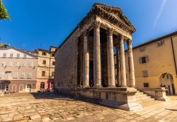 Il suggestivo tempio di Augusto a Pola, Croazia. Dedicato ad Augusto e alla dea Roma, venne costruito nel I° secolo d.C. per rendere gloria all'imperatore e alla città. Fu eretto ...