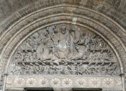 Il suggestivo timpano della facciata dell'abbazia di Moissac, Francia. Capolavoro artistico, è decorato con le sculture di apostoli e santi. 



